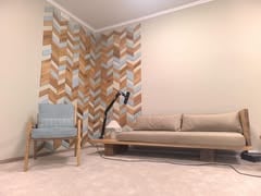 3D zidna obloga od hrasta sa cik-cak teksturom iza sofe — Enterijeri Bosanac