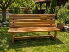 Masivna drvena klupa od punog drveta u zelenom dvorištu — Enterijeri Bosanac